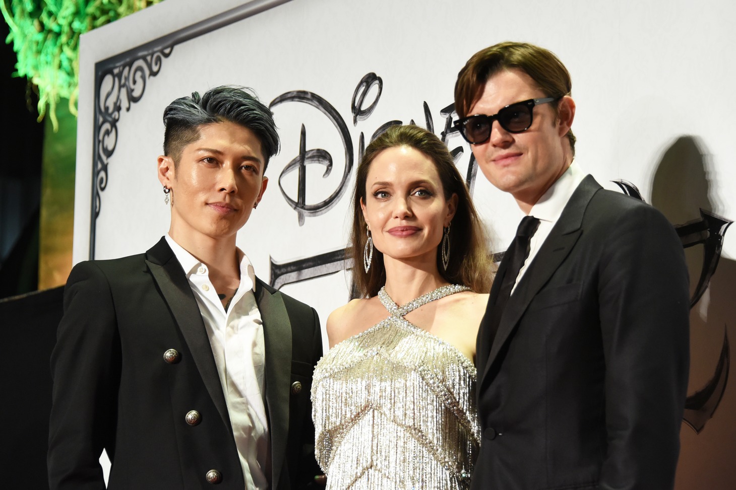 左からMIYAVI、アンジェリーナ・ジョリー、サム・ライリー。