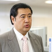 実写「サザエさん」で小手伸也が穴子さん演じる「若干“寄せて”ます」