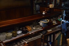「深夜食堂 -Tokyo Stories Season2-」より、めしやのカウンター裏。さまざまな食器が几帳面にそろえられている。
