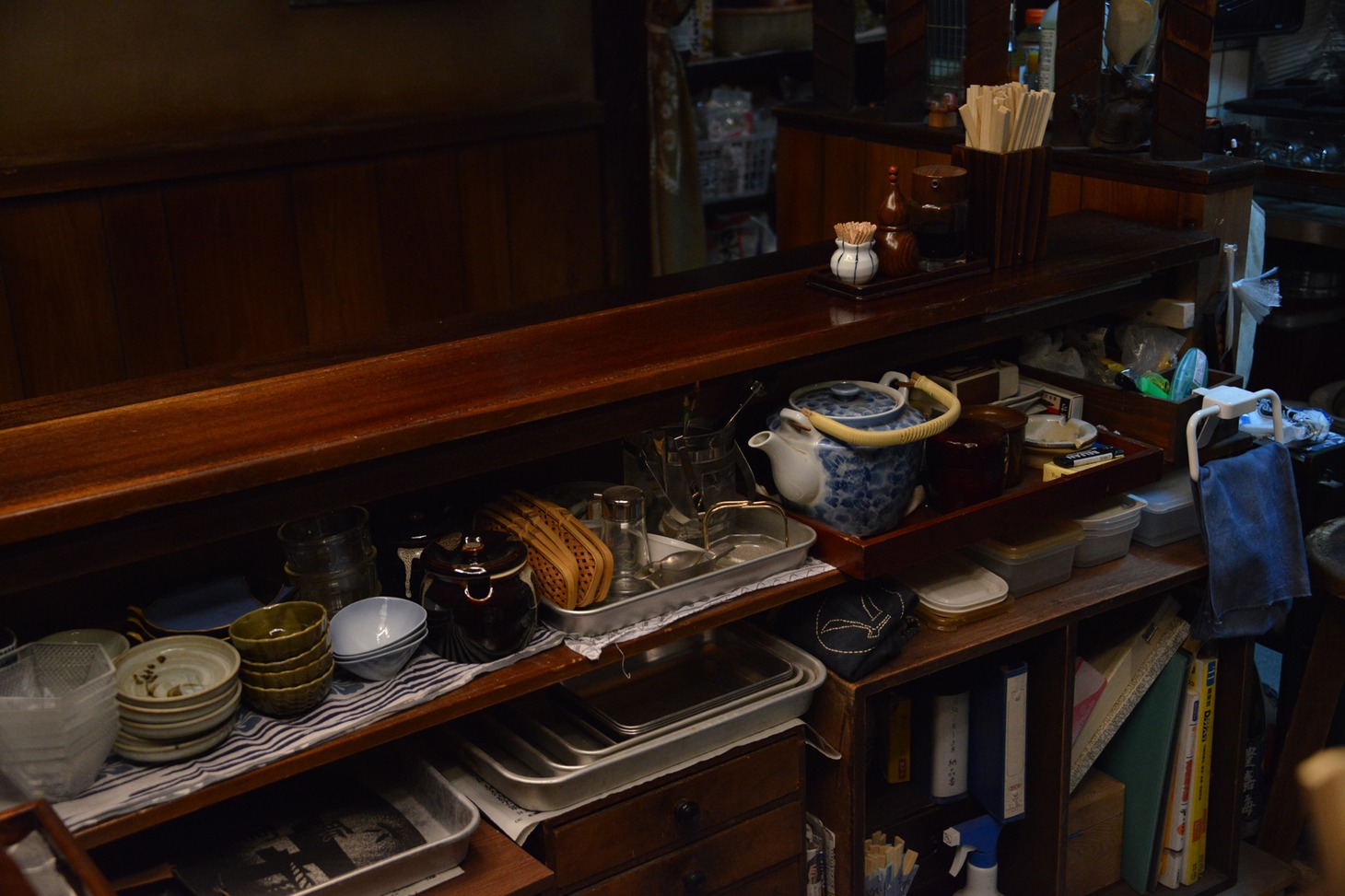 「深夜食堂 -Tokyo Stories Season2-」より、めしやのカウンター裏。さまざまな食器が几帳面にそろえられている。
