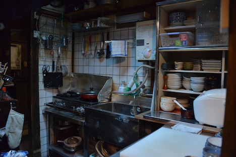 「深夜食堂 -Tokyo Stories Season2-」より、めしやの厨房。裏には唯一の定番メニュー、豚汁の具材が置かれていた。