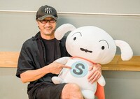 大塚明夫（左）とシロ（右）。