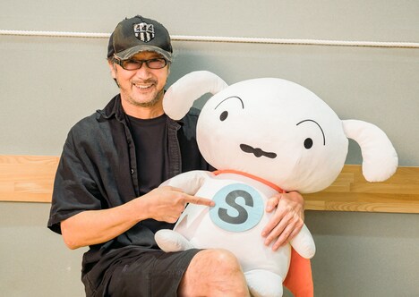 大塚明夫（左）とシロ（右）。