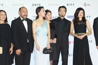 左2人目からエルラン・ヌルムハンベトフ、キム・ユリア、サマル・イェスリャーモワ、森山未來、竹葉リサ。