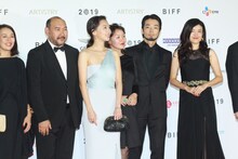 左2人目からエルラン・ヌルムハンベトフ、キム・ユリア、サマル・イェスリャーモワ、森山未來、竹葉リサ。