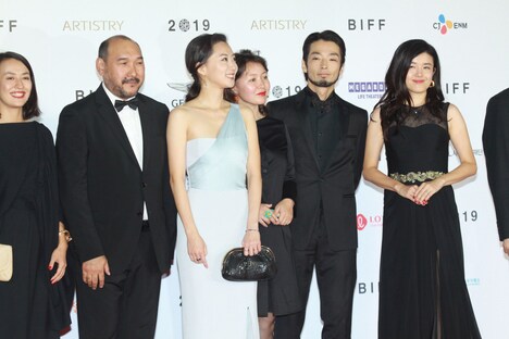 左2人目からエルラン・ヌルムハンベトフ、キム・ユリア、サマル・イェスリャーモワ、森山未來、竹葉リサ。