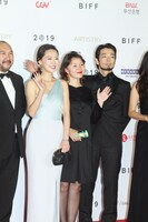 左からエルラン・ヌルムハンベトフ、キム・ユリア、サマル・イェスリャーモワ、森山未來。