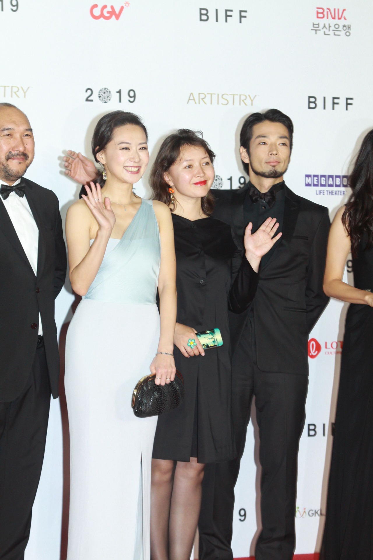 左からエルラン・ヌルムハンベトフ、キム・ユリア、サマル・イェスリャーモワ、森山未來。