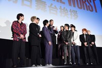 鈴木貴之からのメッセージを読み上げる一ノ瀬ワタル（中央）。