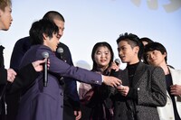 山田裕貴（前列左）から手紙を託され動揺する川村壱馬（前列右）。