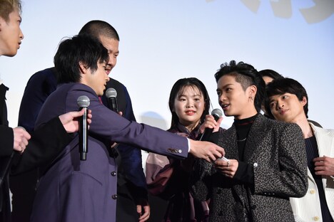 山田裕貴（前列左）から手紙を託され動揺する川村壱馬（前列右）。