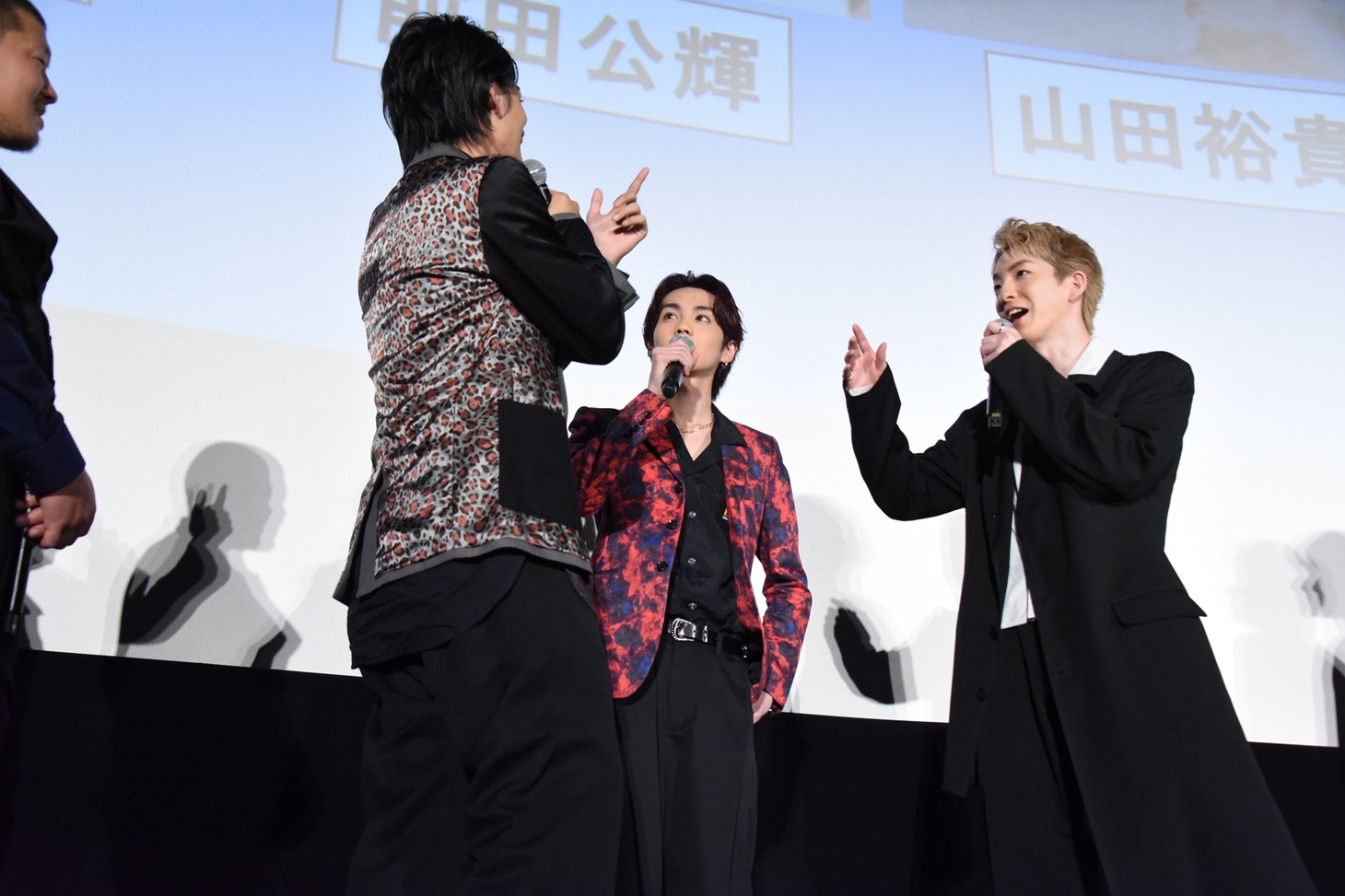 前田公輝や神尾楓珠からツッコまれる吉野北人（右から2人目）。