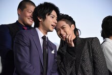 左から山田裕貴、川村壱馬。