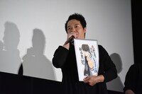 高橋ヒロシ描き下ろしのイラストを持参して現れたやべきょうすけ。