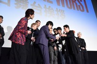 高橋ヒロシ描き下ろしの村山良樹のイラストに群がる出演者たち。