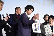 イラストの村山良樹と同じポーズを決める山田裕貴。