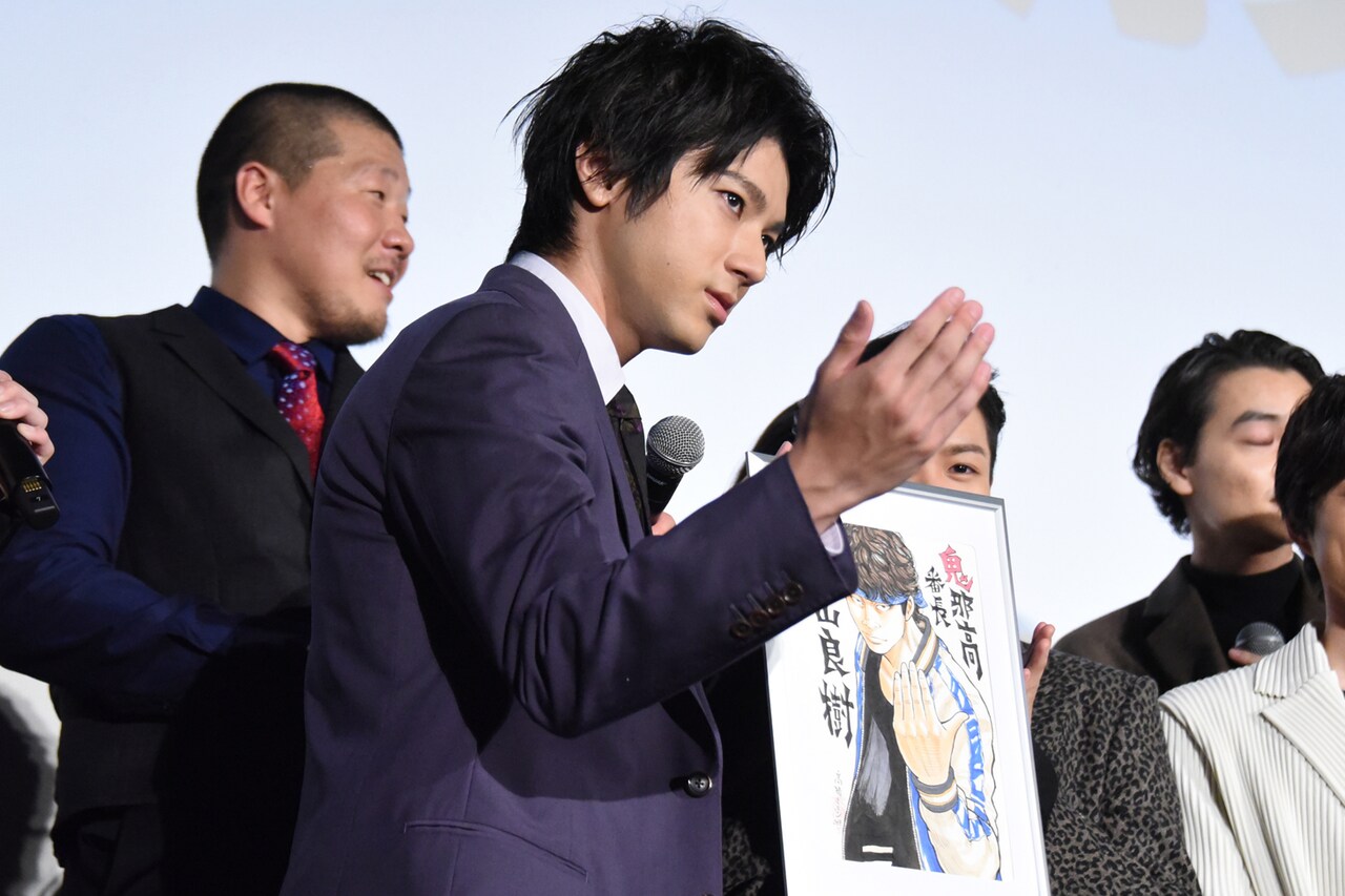 イラストと同じポーズを取る山田裕貴。