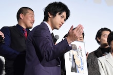 イラストと同じポーズを取る山田裕貴。