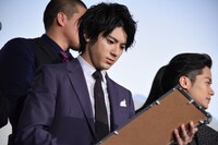 高橋ヒロシのイラストに見入る山田裕貴。