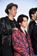 吉野北人（下）の肩に手を添える久保茂昭監督（上）。