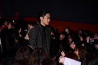 客席通路を通って登壇する川村壱馬。