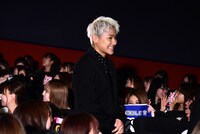 客席通路を通って登壇する小森隼。