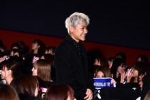 客席通路を通って登壇する小森隼。