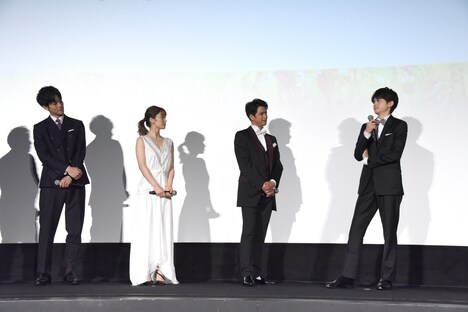 小声で言葉を選びながらゆっくり話す鈴鹿央士（右端）を見守る共演者たち。