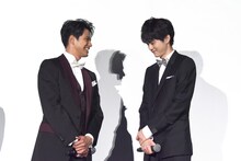 小声で雑談をする森崎ウィン（左）と鈴鹿央士（右）。