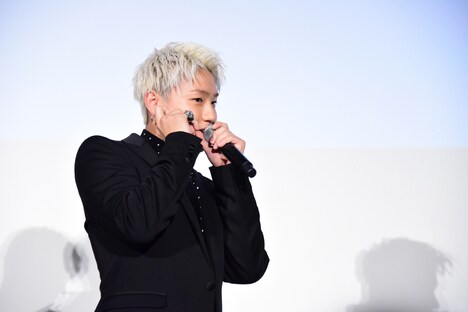 中務裕太がその場からいなくなり、不安になったときのことを再現する小森隼。