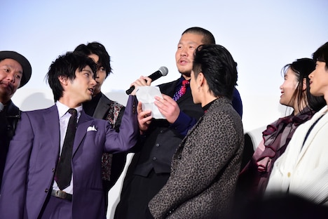 鈴木貴之からの“手紙”を読み上げる一ノ瀬ワタル(中央奥)。