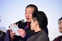 鈴木貴之からの“手紙”を読み上げる一ノ瀬ワタル（奥）。