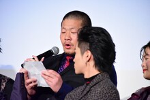 手紙を読み上げる一ノ瀬ワタル。