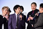 鈴木貴之の“手紙”を川村壱馬(手前右)に渡した山田裕貴(手前中央)。