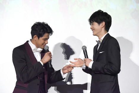 鈴鹿央士（右）の手に、ペンのインクが付いていることに気付いた森崎ウィン（左）。