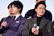 山田裕貴（左）から手紙を受け取った川村壱馬（右）。