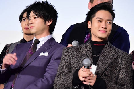 山田裕貴(左)から手紙を受け取った川村壱馬(右)。