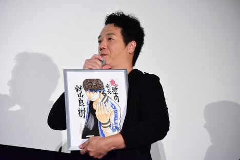 高橋ヒロシのイラストを披露するやべきょうすけ。