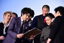 高橋ヒロシのイラスト原画をプレゼントされた山田裕貴。