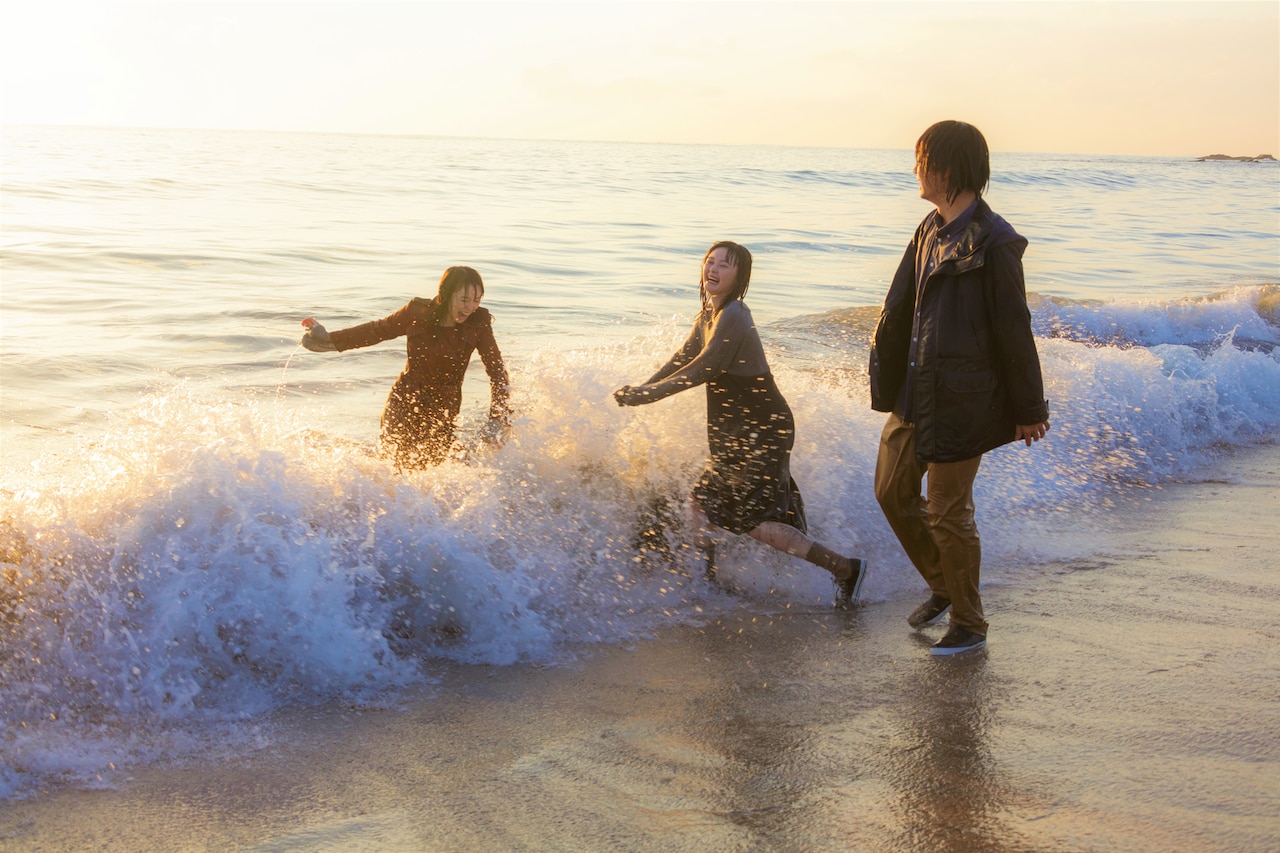 伊藤健太郎、玉城ティナがずぶ濡れではしゃぐ「惡の華」新写真、撮影秘話も