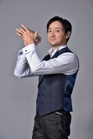 山本耕史演じるバーテンダー。