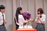 10月8日に22歳の誕生日を迎える玉城ティナをサプライズで祝う場面。