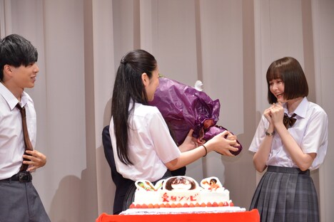 10月8日に22歳の誕生日を迎える玉城ティナをサプライズで祝う場面。