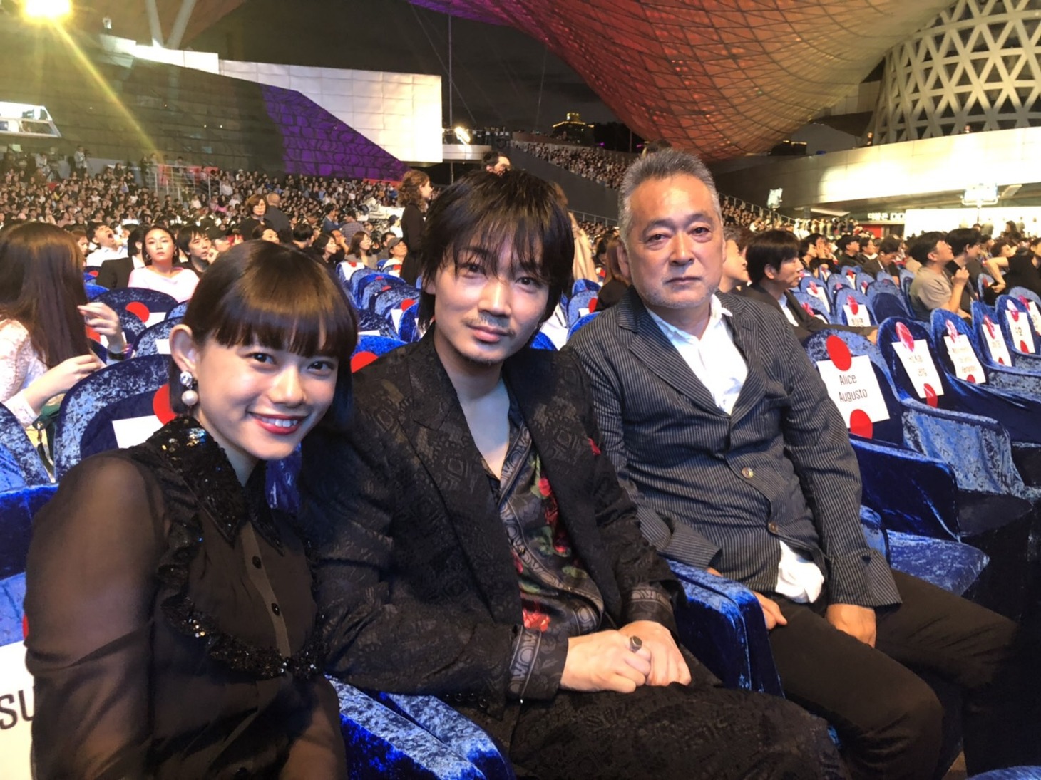 第24回釜山国際映画祭の様子。左から杉咲花、綾野剛、瀬々敬久。