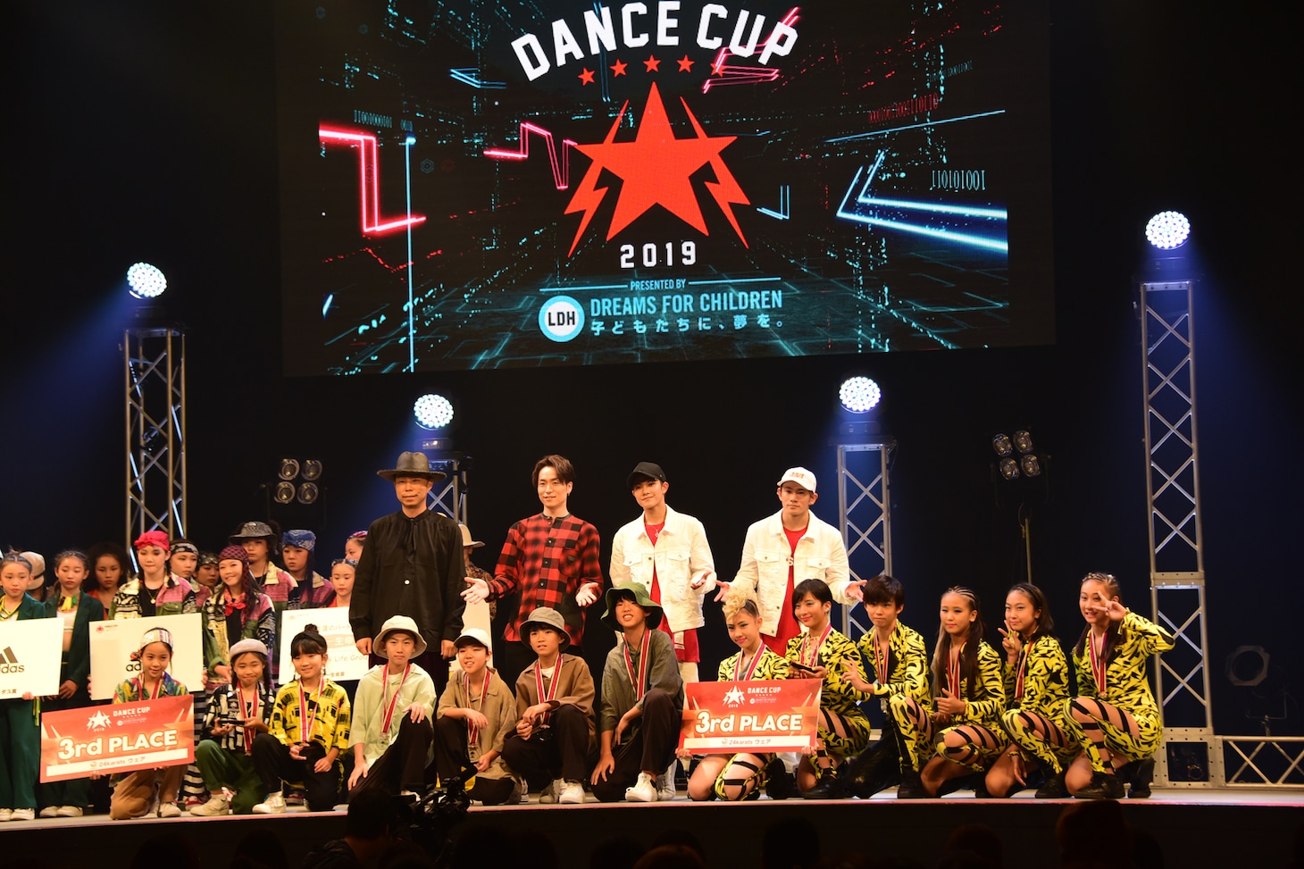 上段左からEXILE USA、EXILE TETSUYA、岩谷翔吾、浦川翔平。下段は第3位を獲得した2チーム。