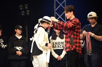 メダルを受賞者の首にかけるEXILE TETSUYA。