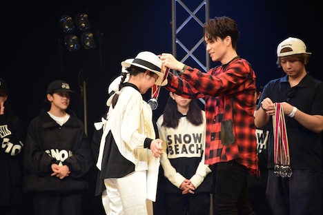 メダルを受賞者の首にかけるEXILE TETSUYA。