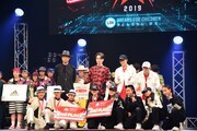 上段左からEXILE USA、EXILE TETSUYA、岩谷翔吾、浦川翔平。下段は第1位を獲得した2チーム。