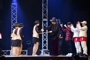 eclipseに優勝賞品を手渡し握手をするEXILE USA。