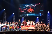 上段左からEXILE USA、EXILE TETSUYA、岩谷翔吾、浦川翔平。下段は優勝チーム。